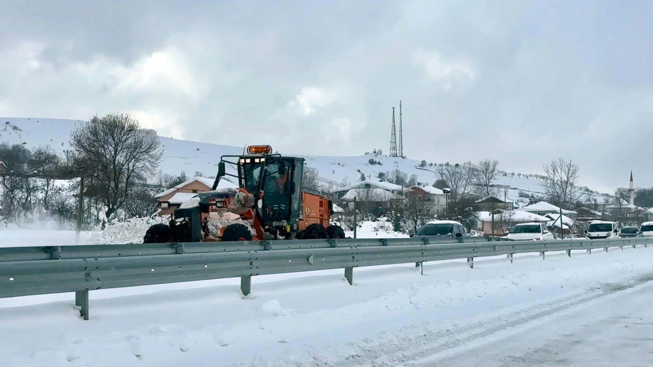 Karadeniz'de kar alarmı: 2 kentte 364 yerleşim yerine ulaşım sağlanmıyor