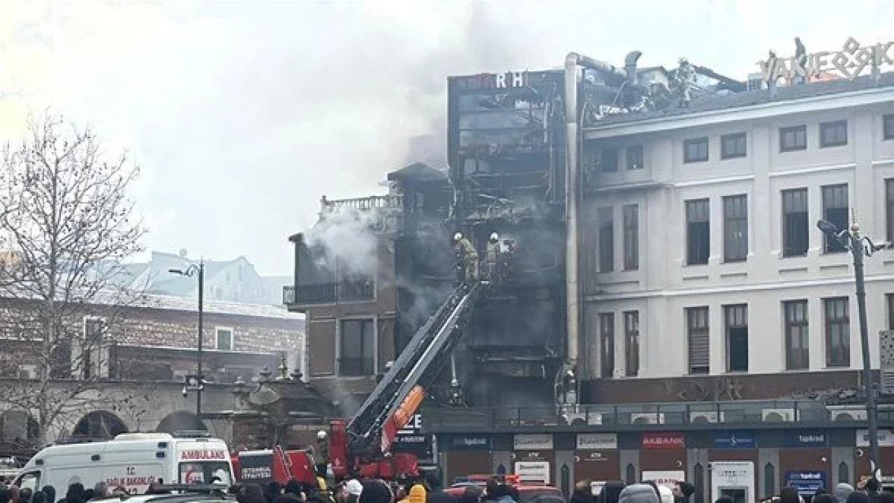 Eminönü'nde Mısır çarşısında yangın çıktı