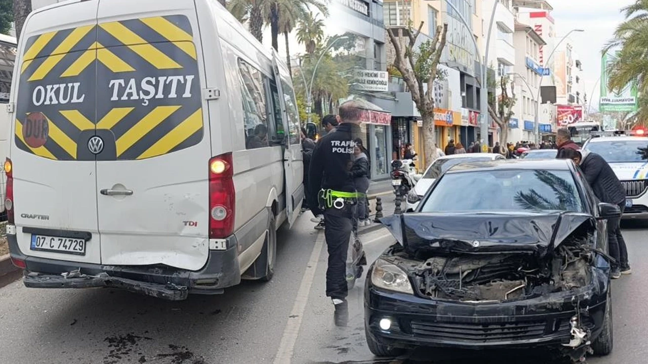 Antalya'da faciadan dönüldü: Okul servisi ile otomobil çarpıştı