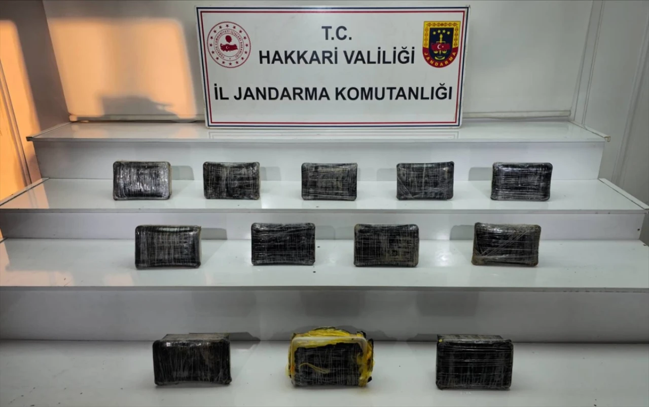 Hakkari'de minibüste 15 kilo uyuşturucu yakalandı