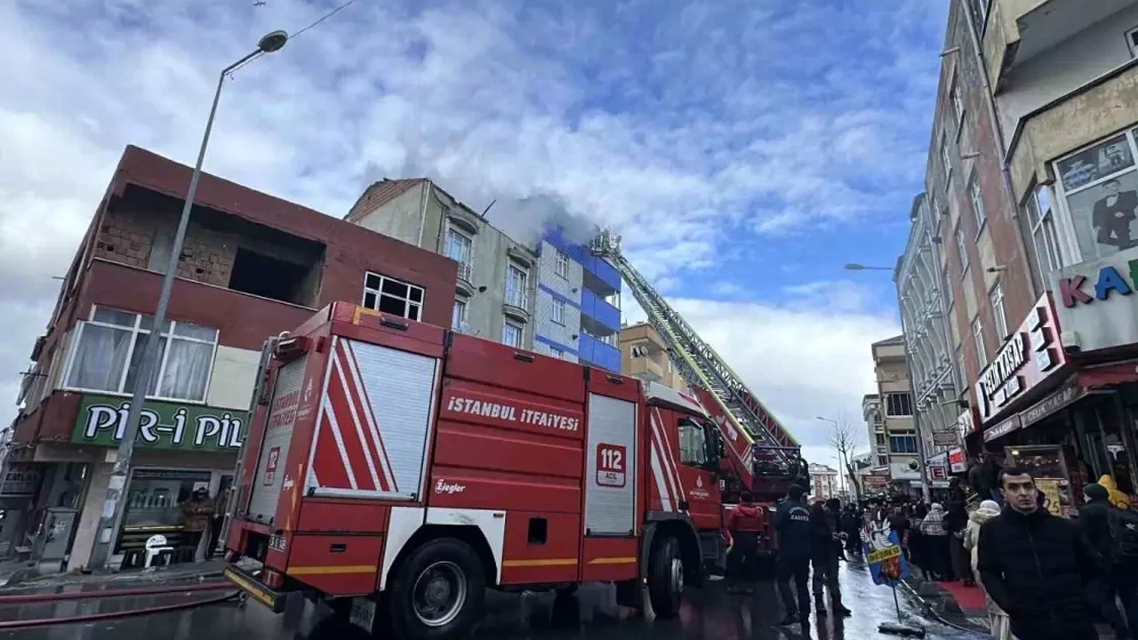 Arnavutköy’de 4 katlı binada çıkan yangın korku dolu anlar yaşattı