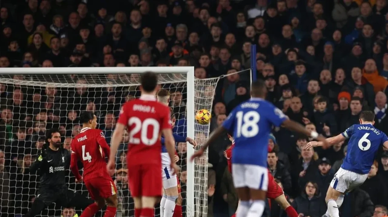 Arne Slot'a eşi benzeri görülmemiş kırmızı kart! Everton - Liverpool derbisine damga vurdu