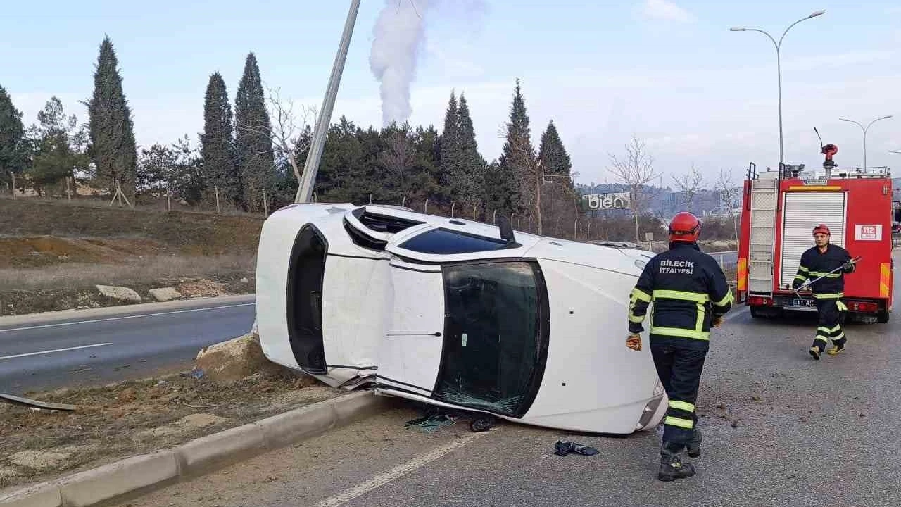 Bilecik'te refüje çarpan otomobil devrildi: Yaralılar var!