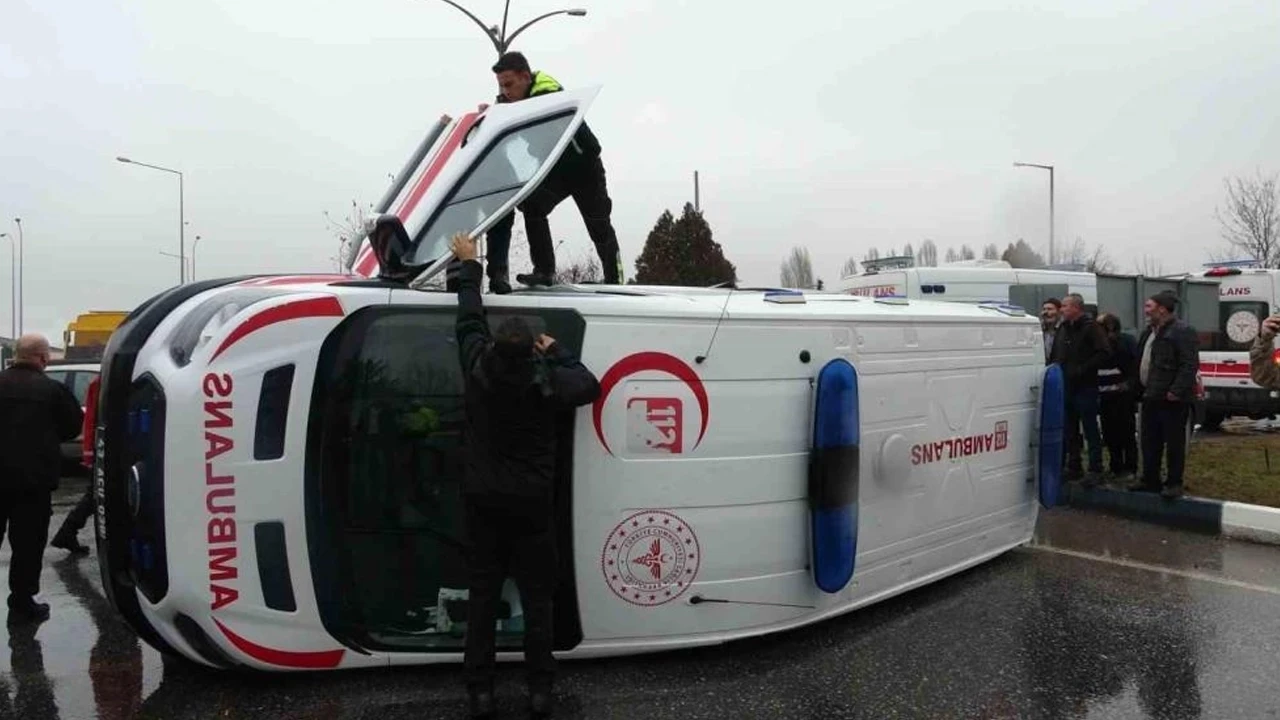 Kütahya'da feci kaza: Ambulans ile otomobil çarpıştı!