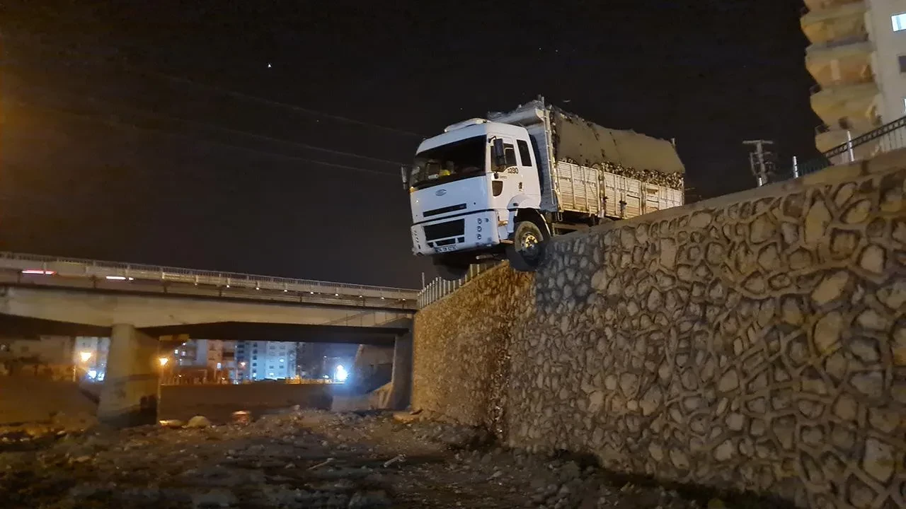 Osmaniye’de gizemli kaza: Kamyon duvara asılı kaldı, sürücü ortada yok!