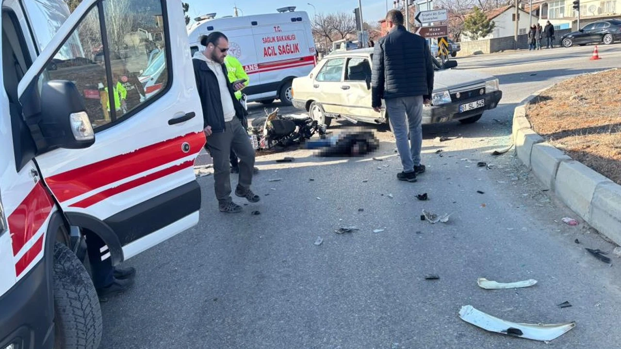 Kırşehir'de motosiklet ile otomobil kafa kafaya çarpıştı: Ölü ve yaralılar var!