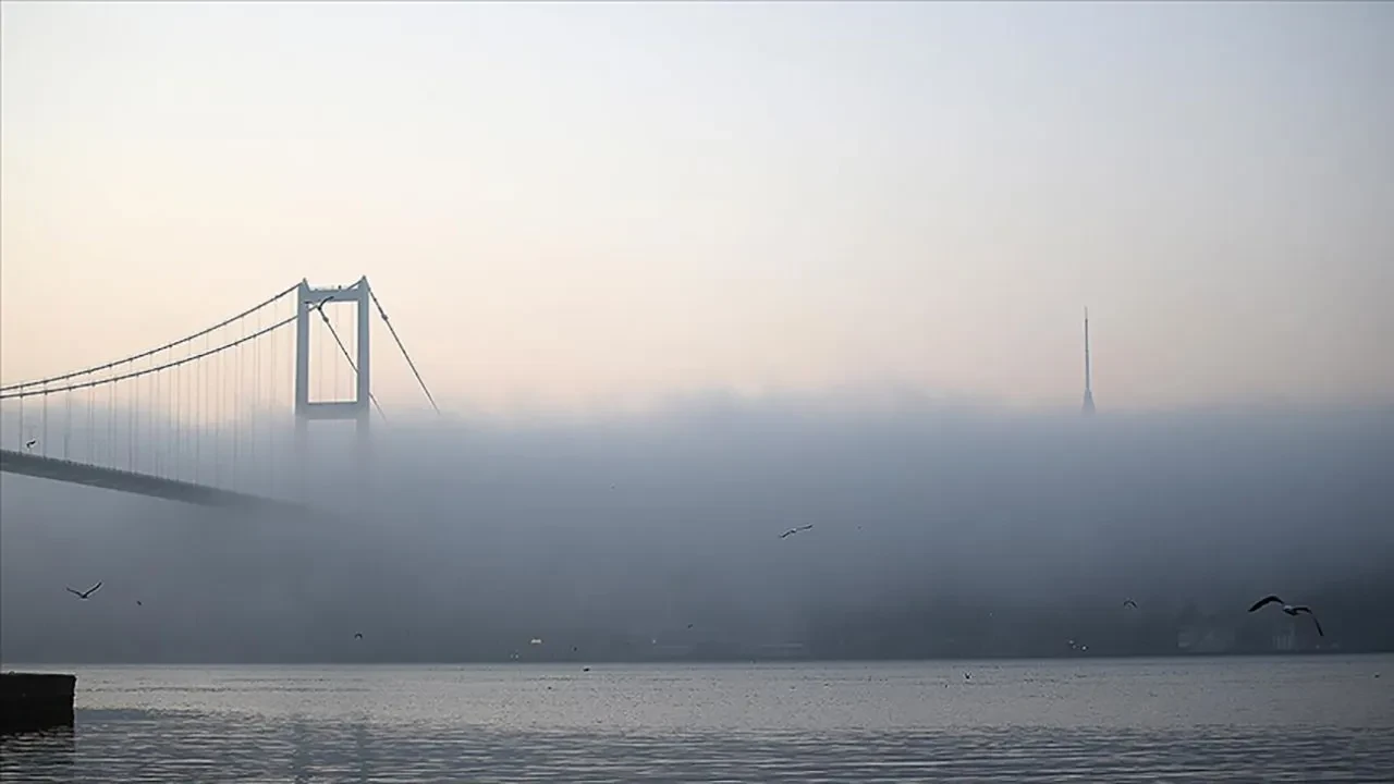 İstanbul Boğazı'nda yoğun sis: Gemi trafiği durduruldu