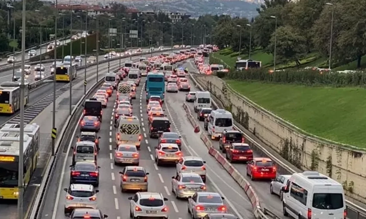 Haftanın ilk iş gününde kara yollarında son durum ne? Don ve buzlanma trafiği nasıl etkiledi?