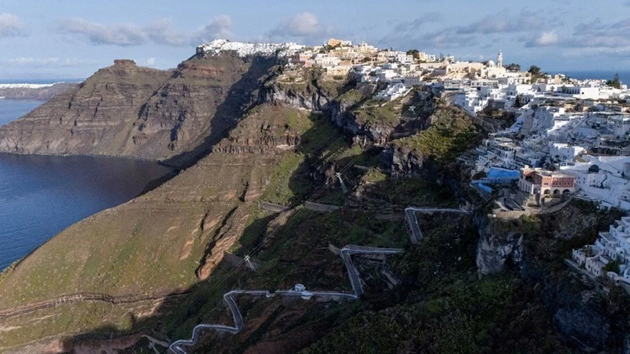 Santorini’de son durum: 6'dan büyük deprem ve heyelan riski var!