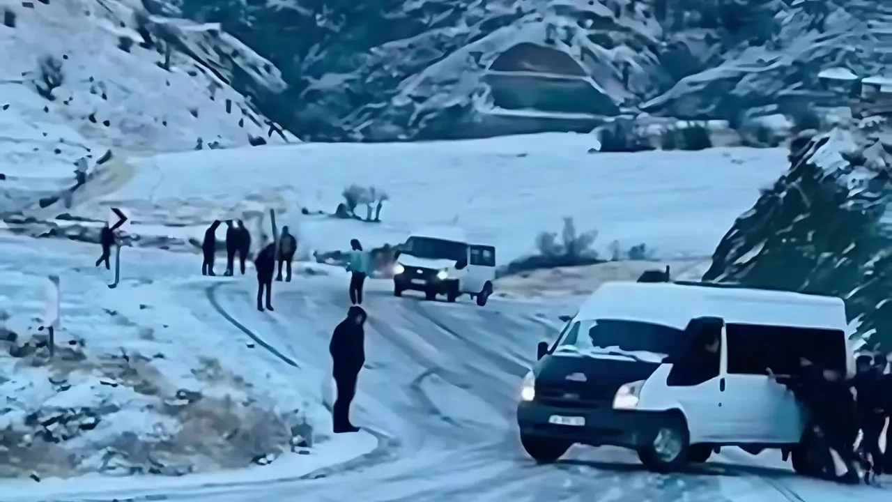 Adıyaman Sincik'te kar yağışı 16 köy yolunu kapattı! Ekipler çalışmalara başladı