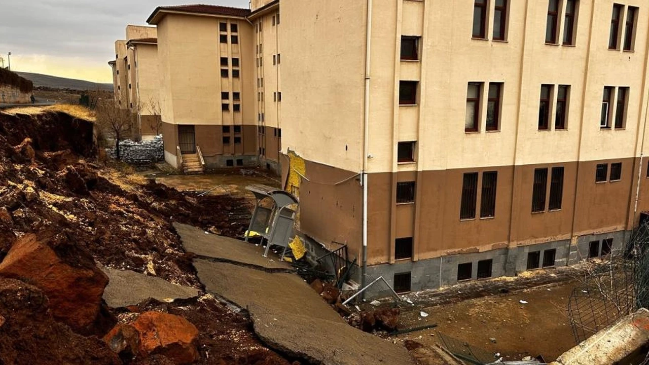 Siverek'te bir okulda facia yaşandı: Lisenin istinat duvarı çöktü!