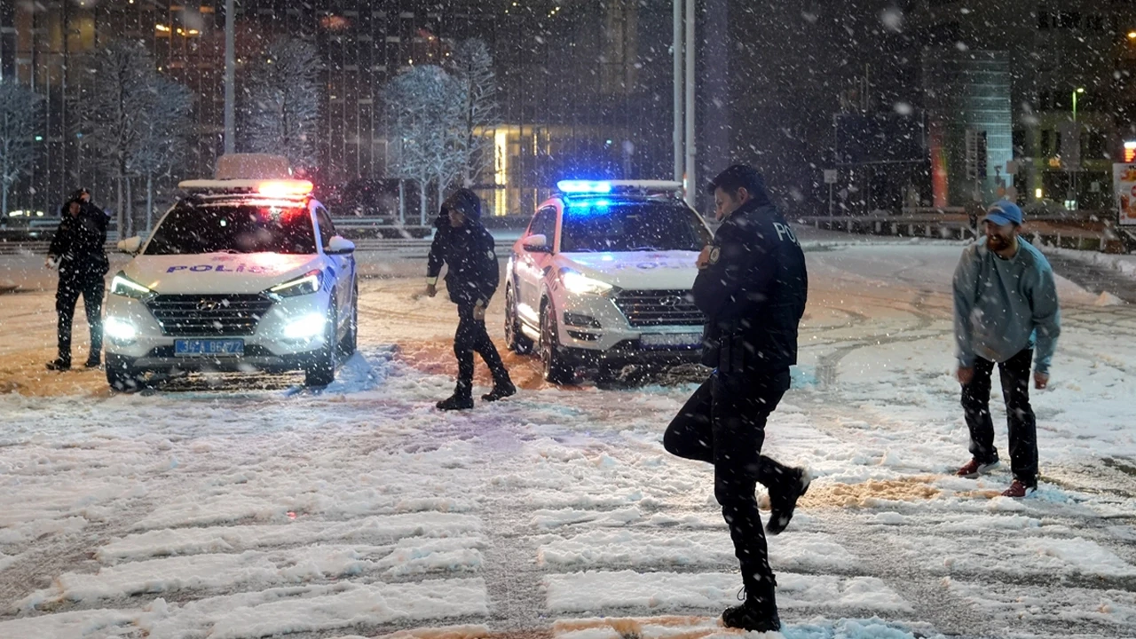 İstanbul Taksim’de polis ve vatandaşlardan kar topu keyfi