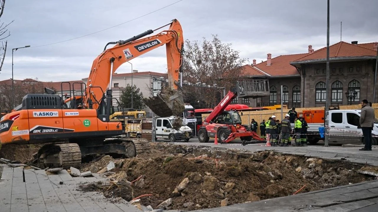 Ankara'da Yüzüncü Yıl Meydanı'nda göçük meydana geldi