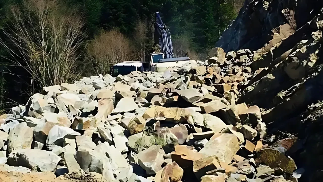 Sinop'ta heyelan nedeniyle köy yolu ulaşıma kapandı: Çalışmalar sürüyor!