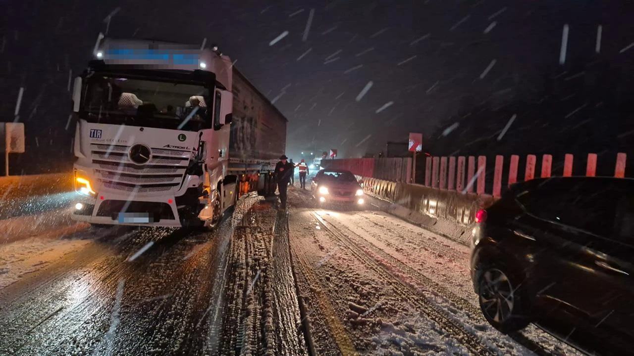 Bolu Dağı Tüneli kesiminde 10 araçlı zincirleme kaza! İstanbul yolu kapandı