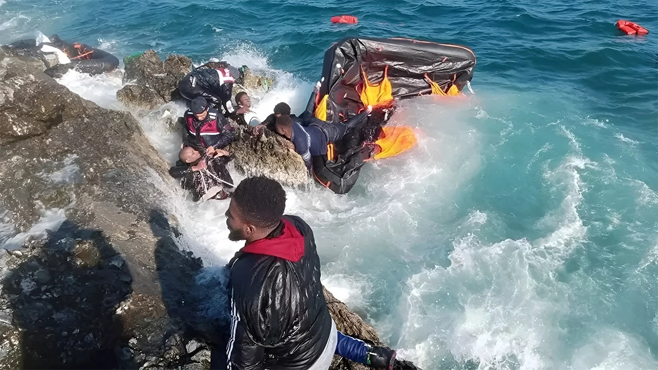 Kuşadası açıklarında can pazarı: 3'ü çocuk 6 göçmen hayatını kaybetti!