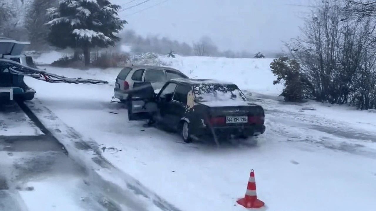 Elazığ'da iki otomobil tıra çarptı! 5 yaralı