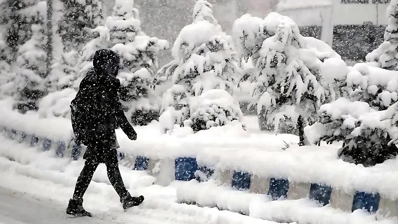 Afyonkarahisar'da kar yağışı nedeniyle taşımalı eğitime ara verildi