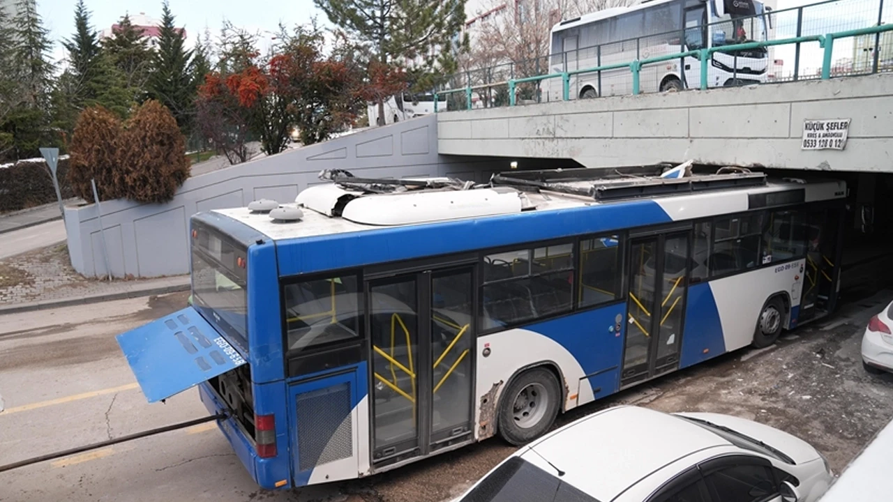 Ankara'da EGO otobüsü köprüye sıkıştı