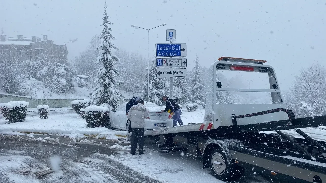 Haftanın son iş gününde yola çıkanlar dikkat! İstanbul, Ankara ve İzmir'de yol durumu açıklandı