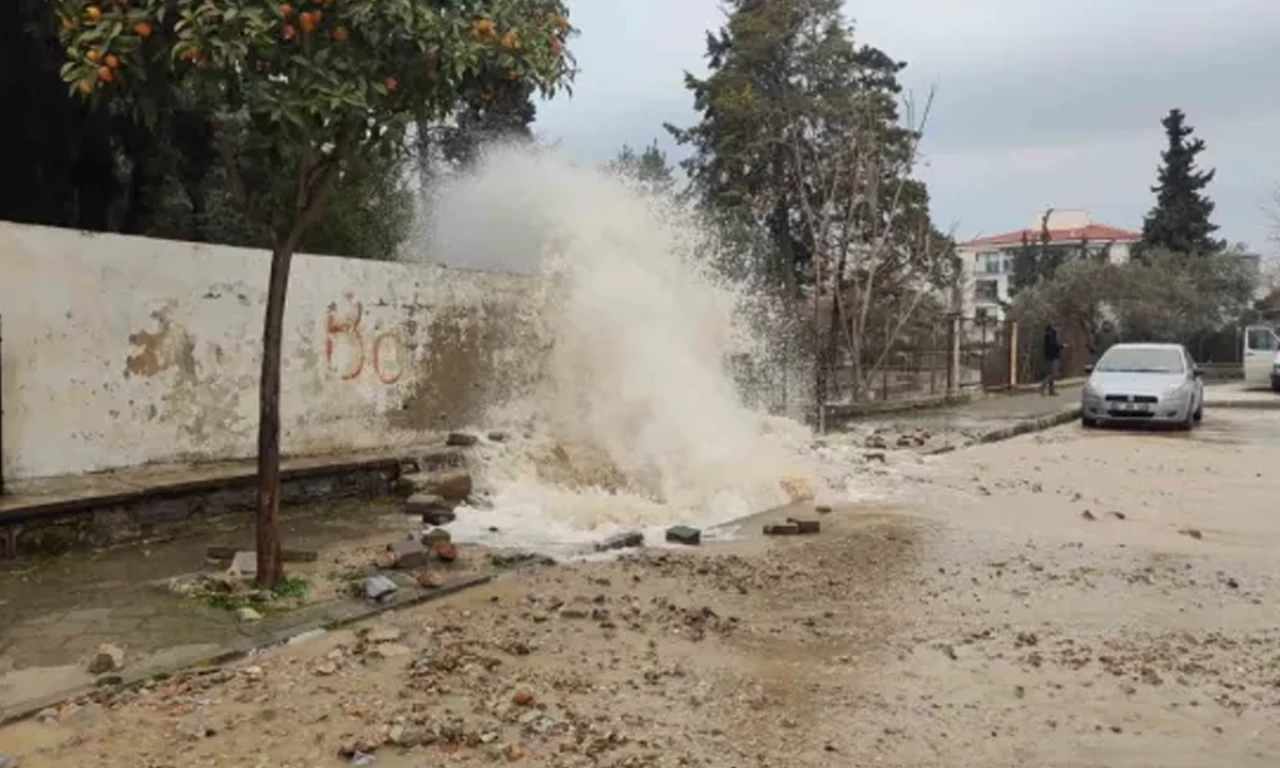 Kuşadası'nda isale hattı patladı: Mezarlık ve yollar su altında kaldı!