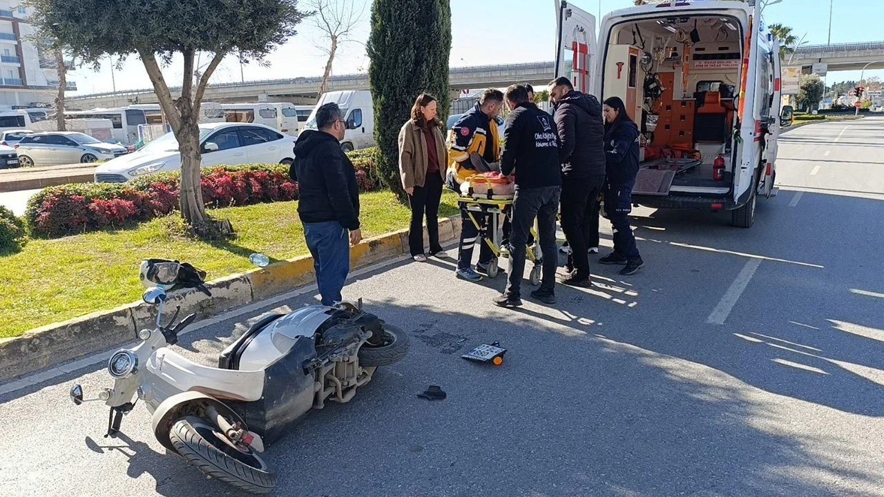 Antalya'da karşıya geçen motosiklete kamyonet çarptı! 2 yaralı