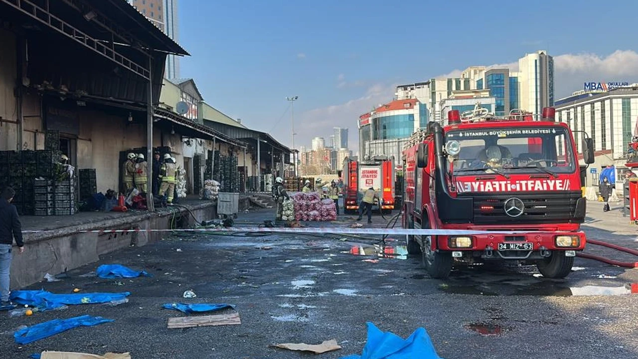 Ataşehir'de korkutan yangın: Sebze hali alevlere teslim oldu!