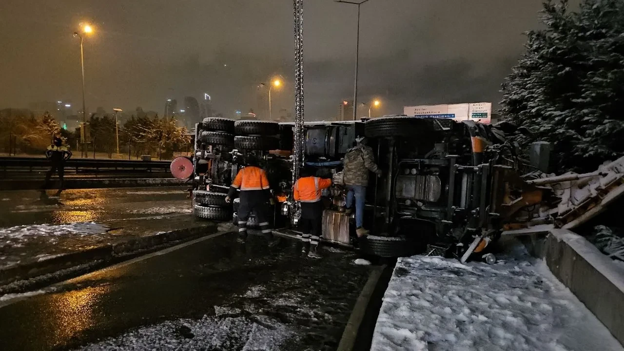 Beylikdüzü'nde kar küreme aracı devrildi! 1 kişi yaralandı