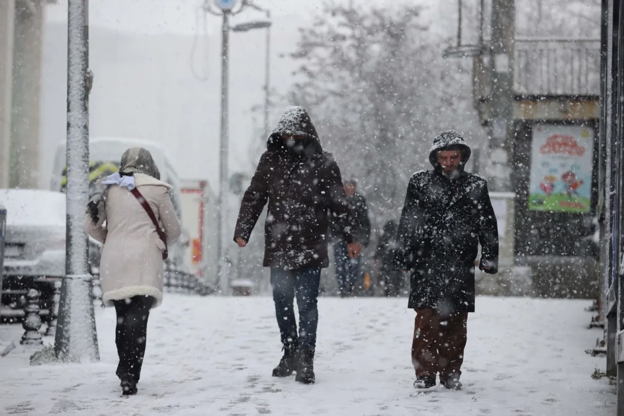 Soğuk hava dalgası Türkiye’yi vurdu! Kar yağışı nerelerde etkili olacak?