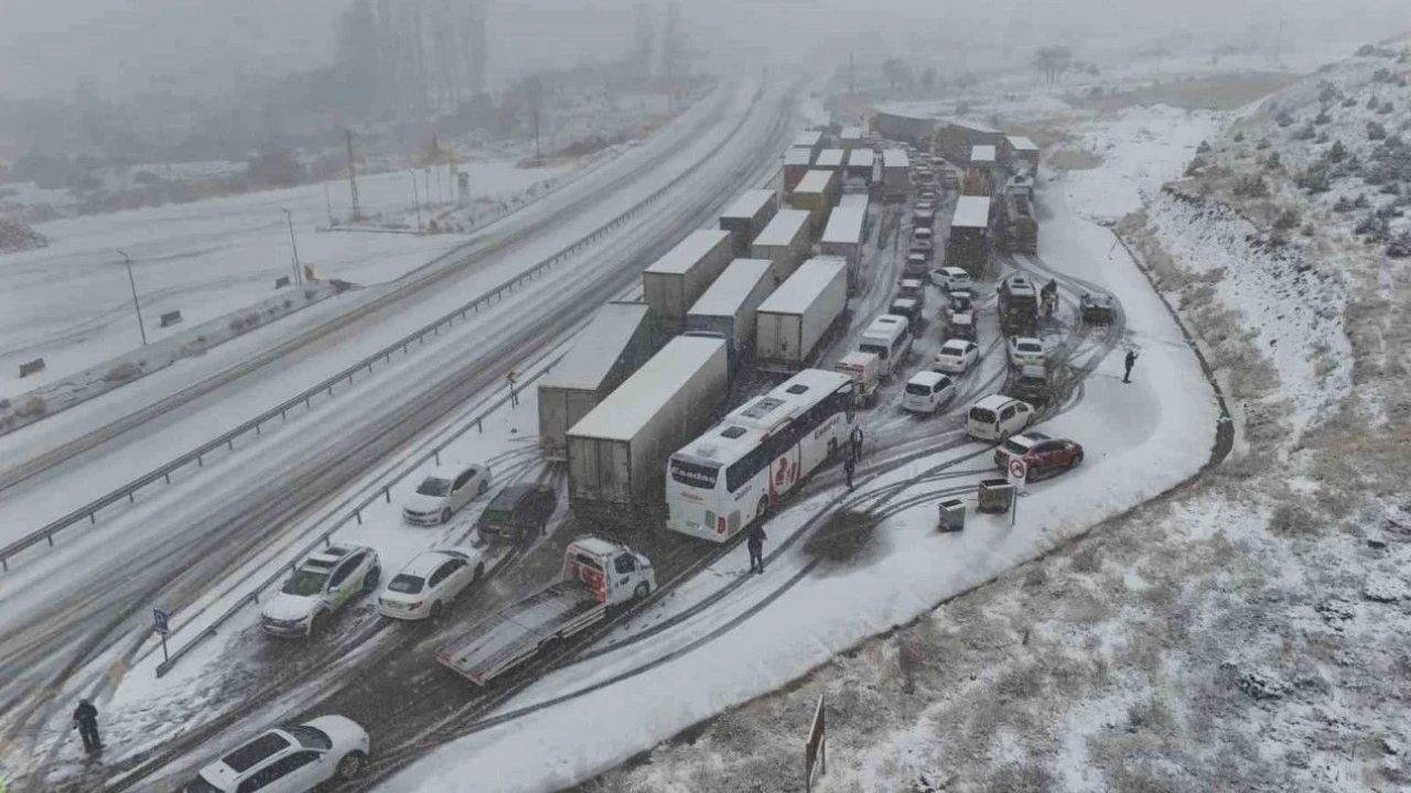 Kara kış geldi: Kar yağışı devam ederken yurt genelinde yol durumu nasıl?