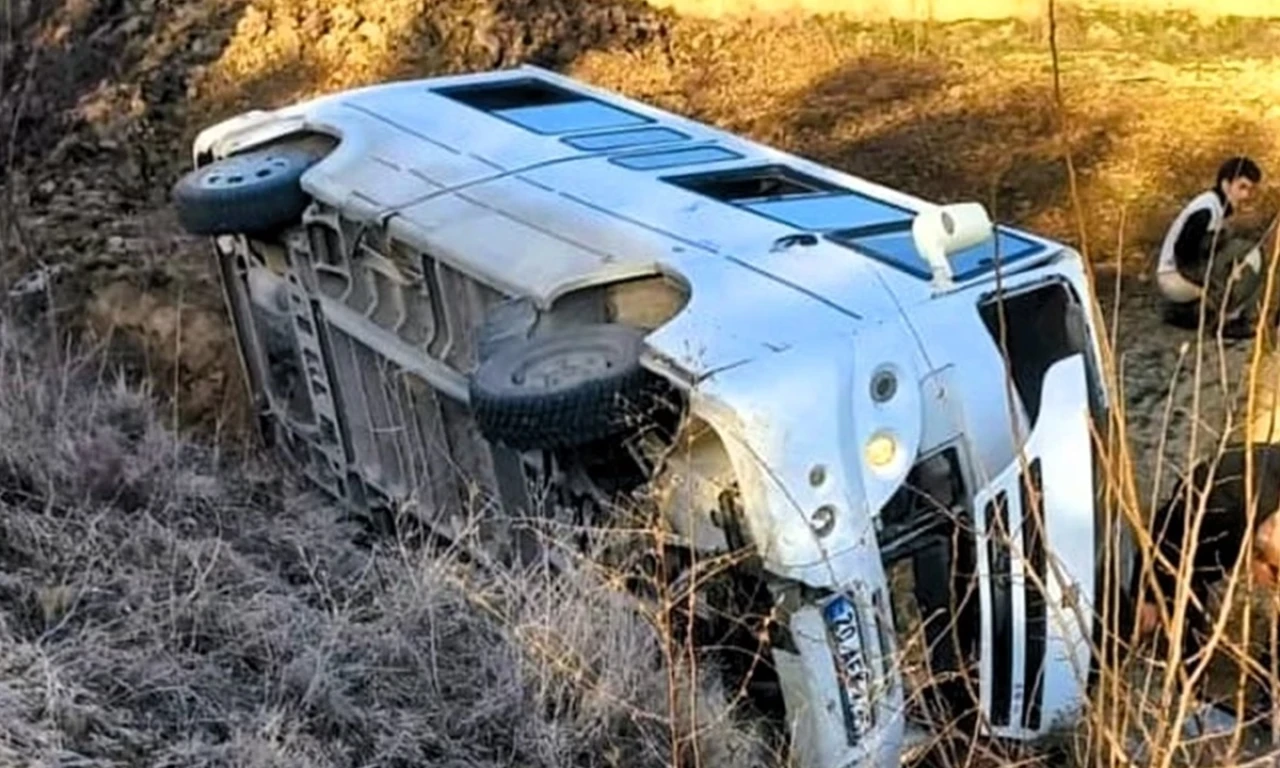 Denizli'de işçi servisi devrildi! 1 işçi yaşamını yitirdi