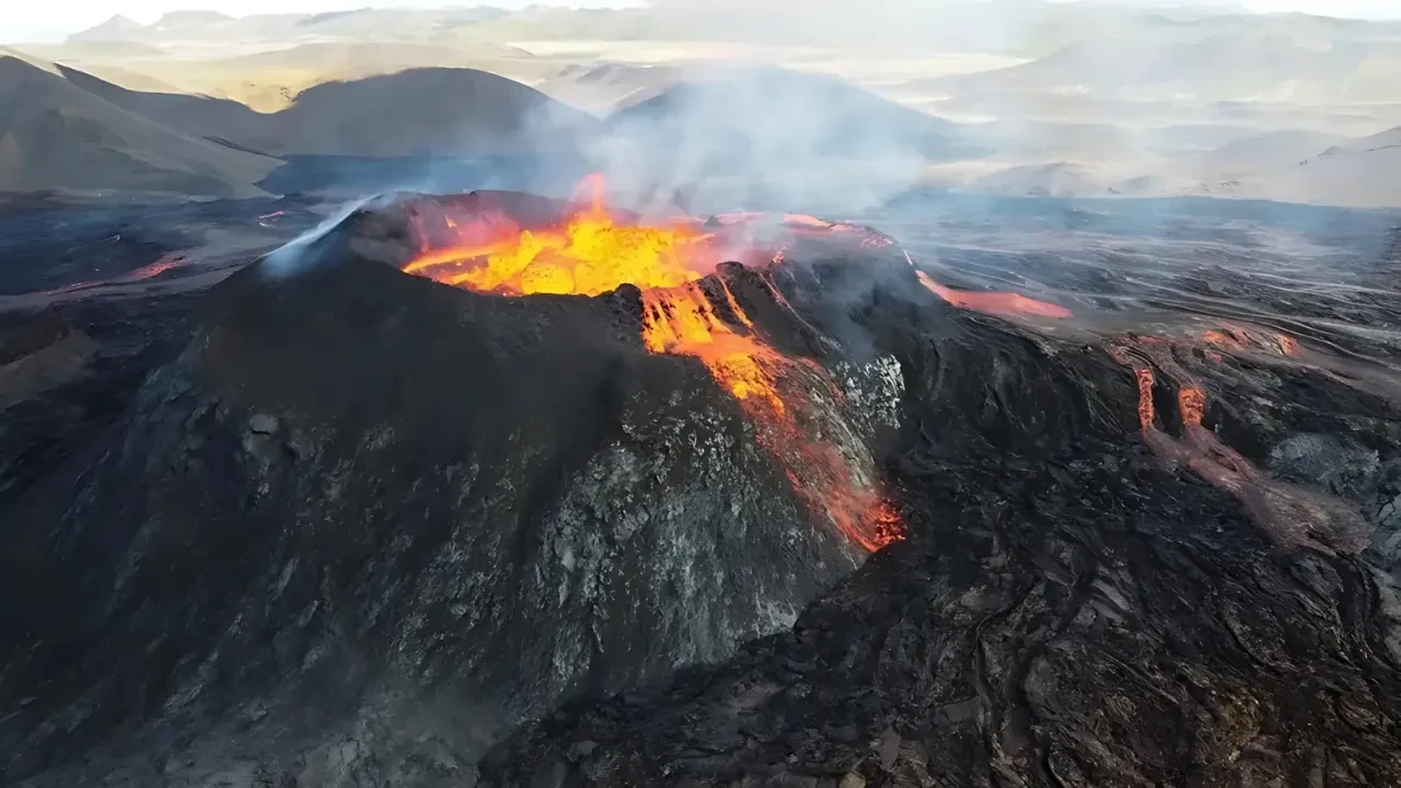 Santorini’de volkanik etkinlik artıyor! Yeni Kameni volkanı aktif hale geldi