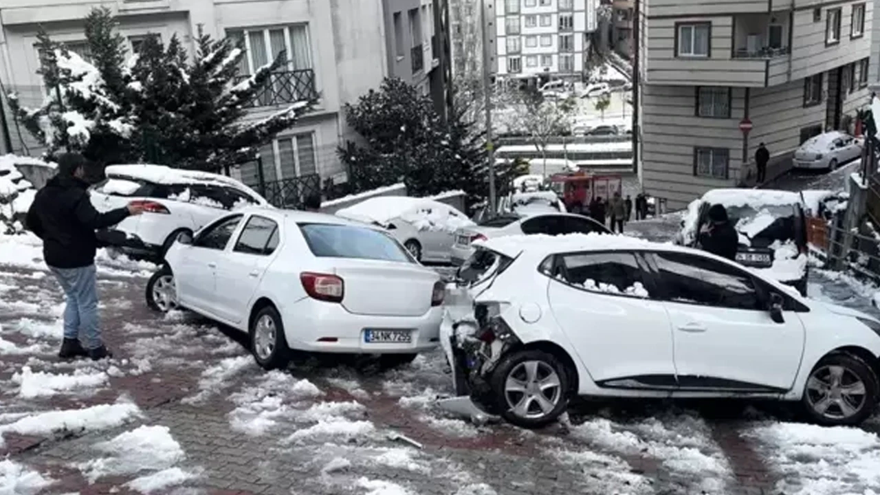 Kağıthane’de yokuşlar kaza yapmaya davet çıkarıyor: Kar yağışı araçları yolda bıraktı