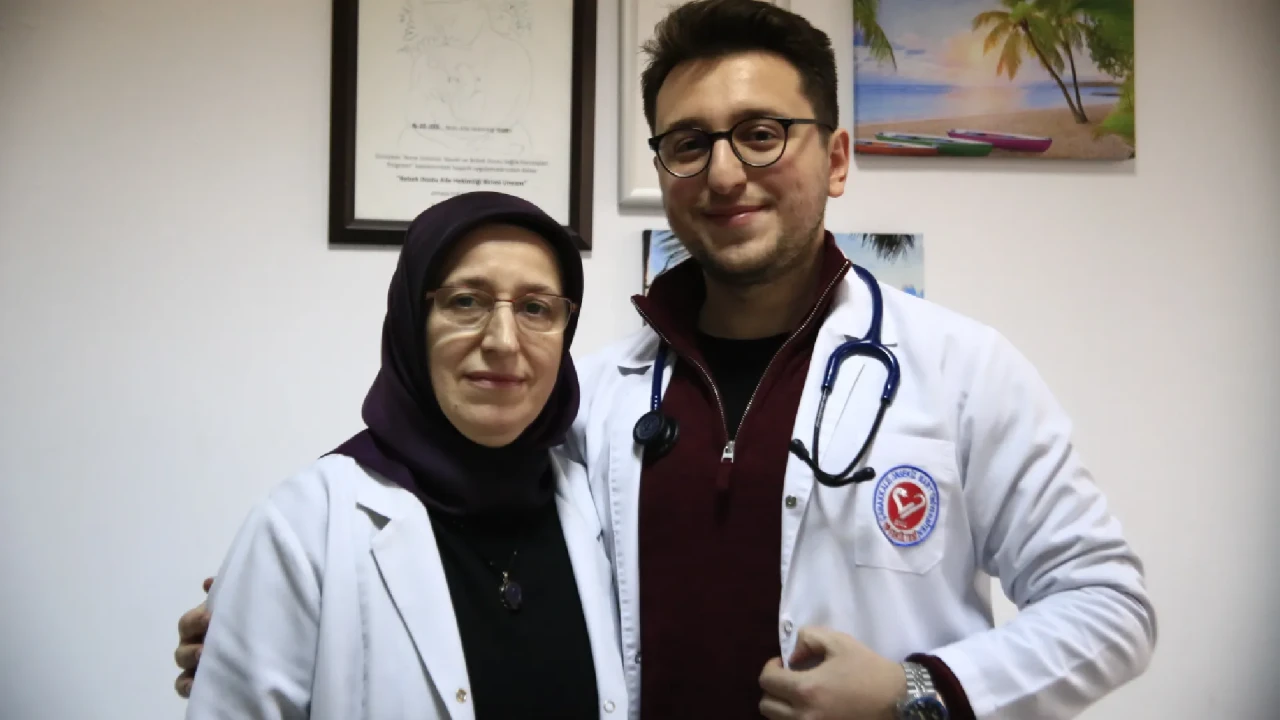 Cumalıkızık’ta iki doktor: Anne-oğul mesai arkadaşı oldu