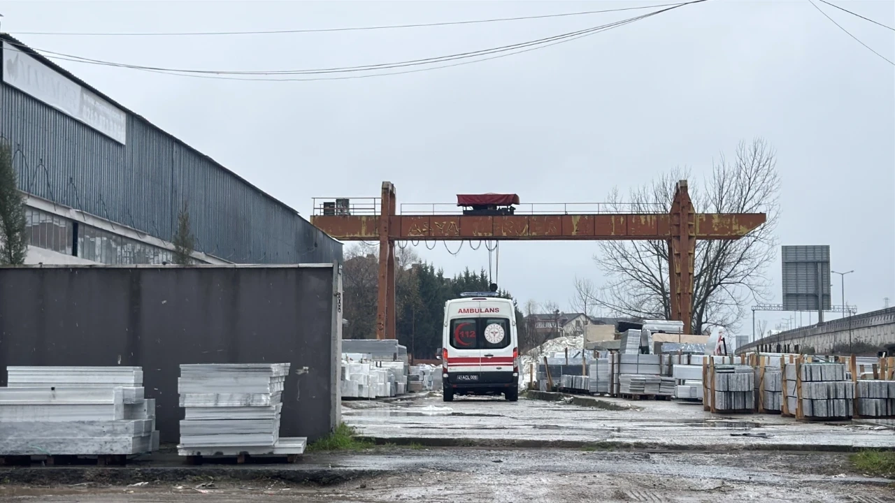 Kocaeli'de iş cinayeti: Üzerine kalıp dökülen işçi hayatını kaybetti!