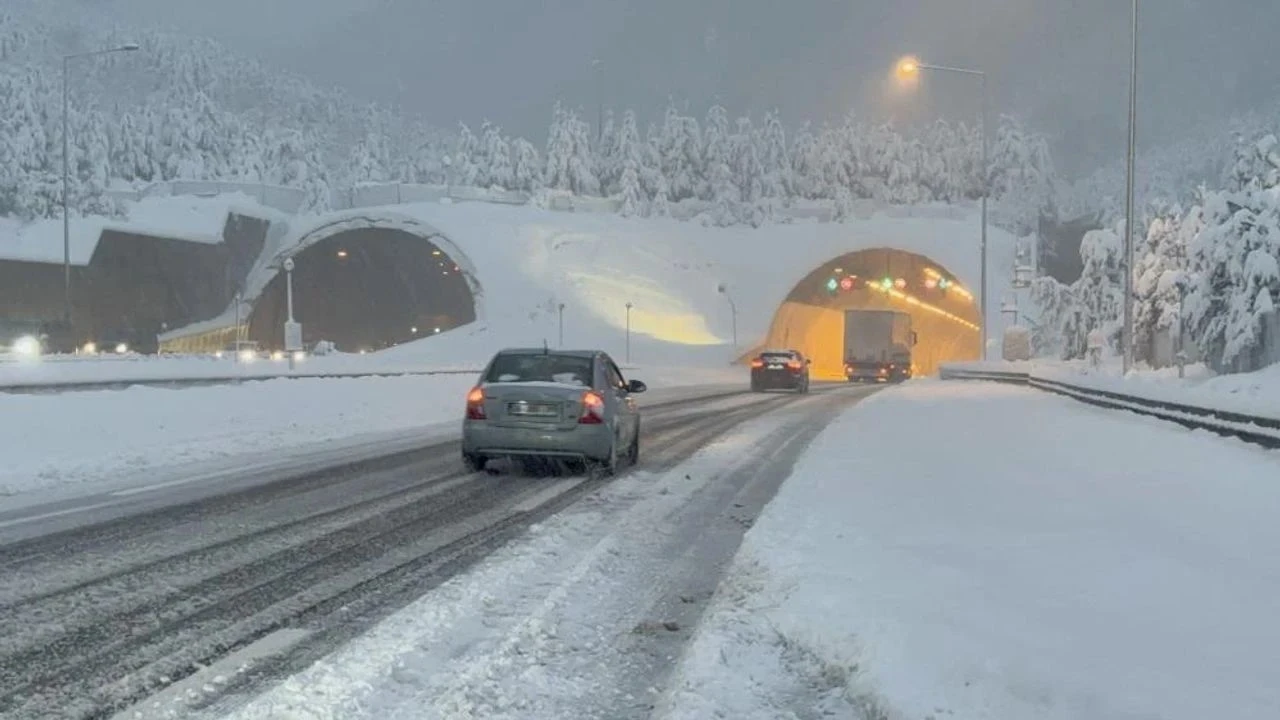 Düzce'de kar fırtınası nedeniyle Bolu Dağı trafiğe kapandı!