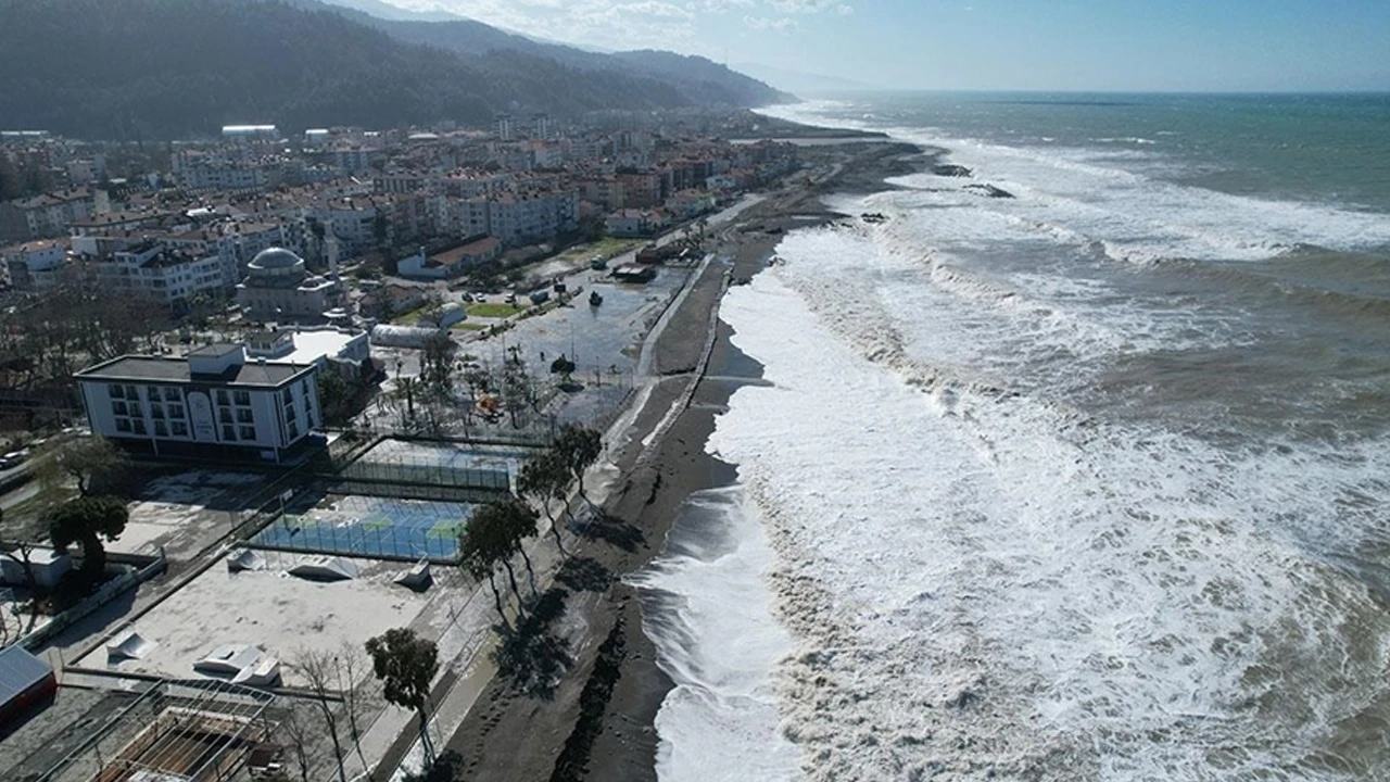 Karadeniz'de fırtına! 5 metreyi bulan dalgalar sahil yolunu kapattı