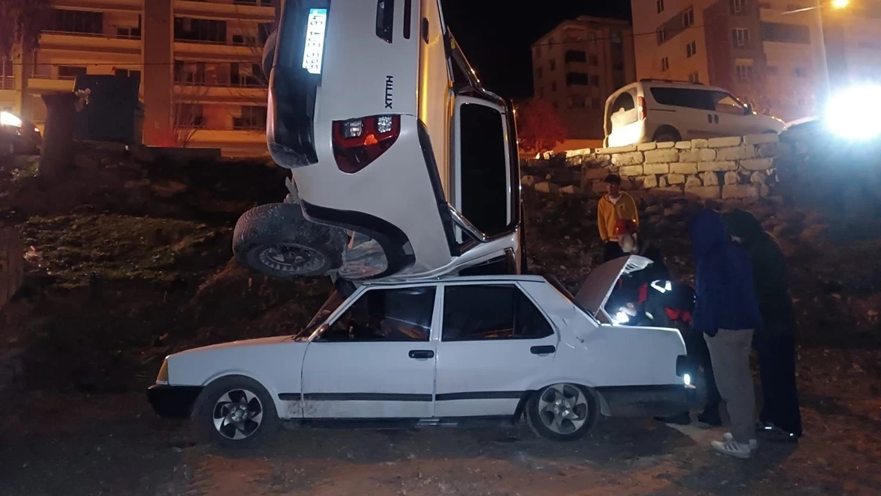 Kahramanmaraş'ta ilginç kaza: Park halindeki aracın üzerine düştü