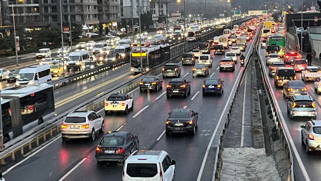 İstanbul’da kar yağdı, ulaşım felç oldu! 6 Şubat 2025'te trafik yüzde 63’e çıktı