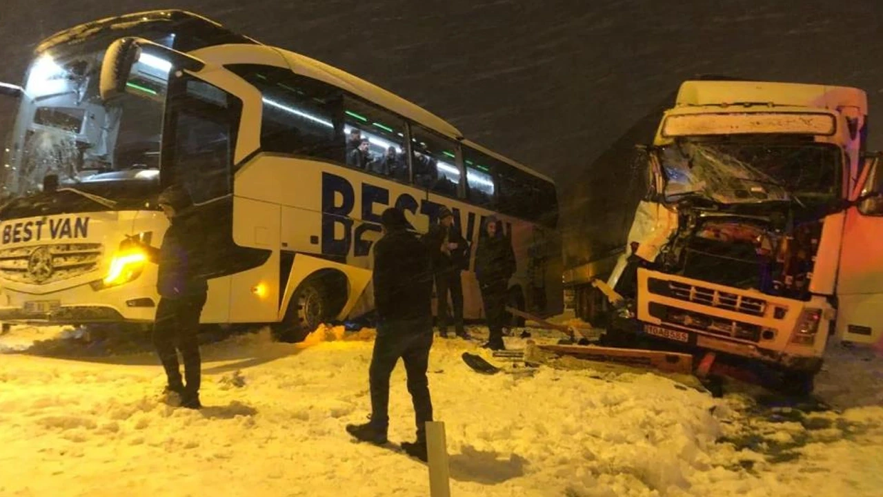 Bitlis'te tır ile yolcu otobüsü kafa kafaya çarpıştı: Yaralılar var!