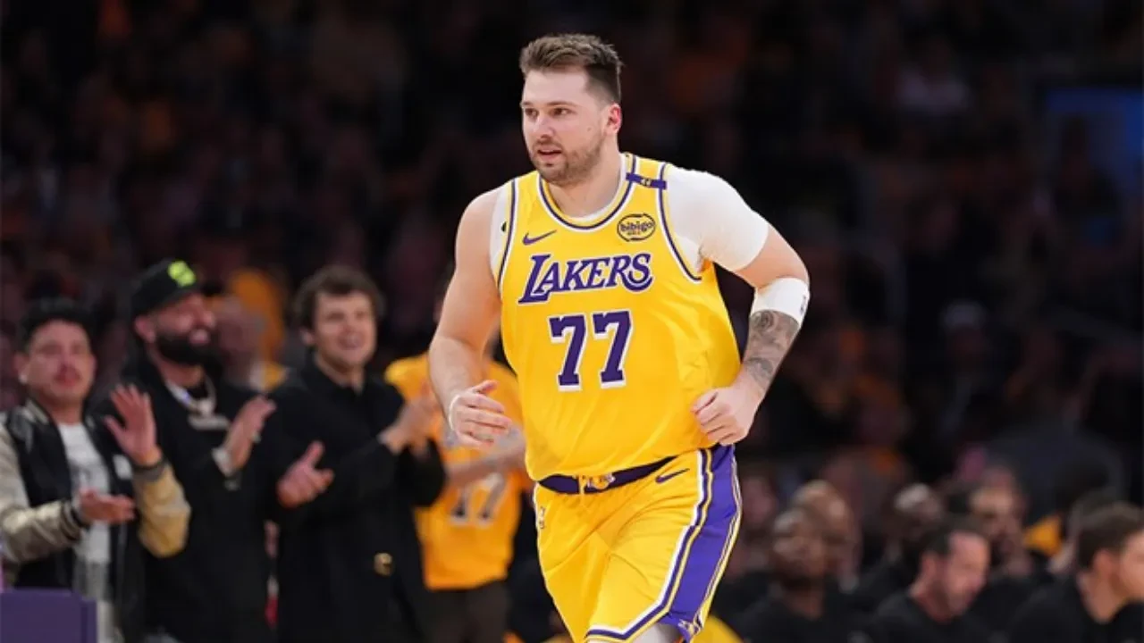 Lakers, Jazz engelini 132-113'lük skorla geçti! Doncic galibiyetle başladı