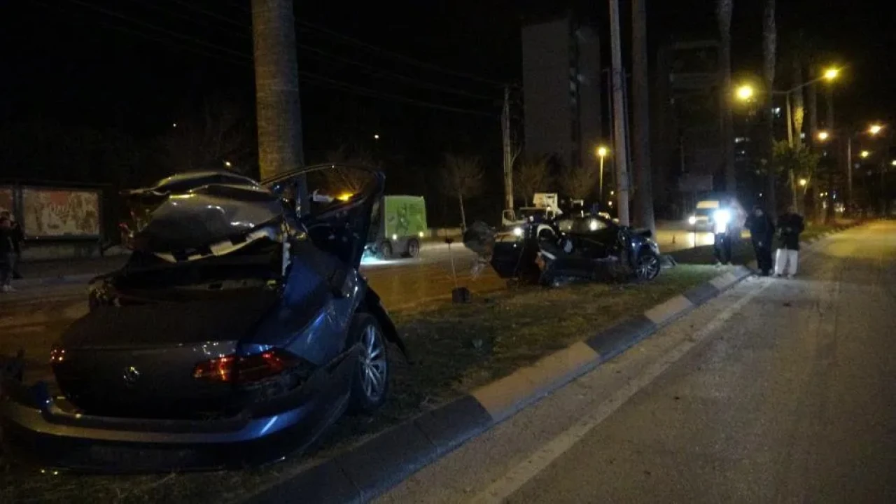 Adana’da korkunç kaza: Otomobil ikiye bölündü