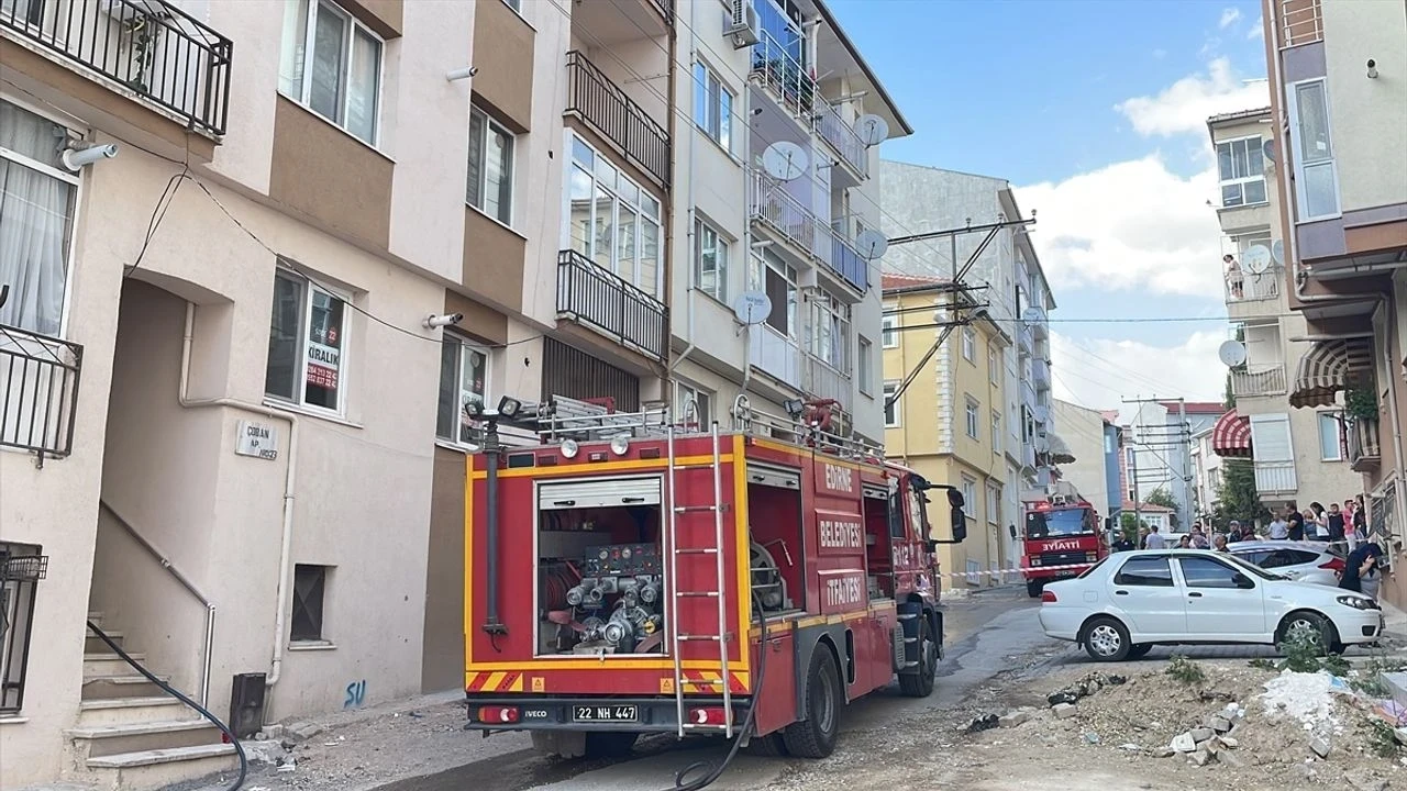 Mersin'de bir binada yangın: 3 çocuk alevlerin arasında mahsur kaldı!