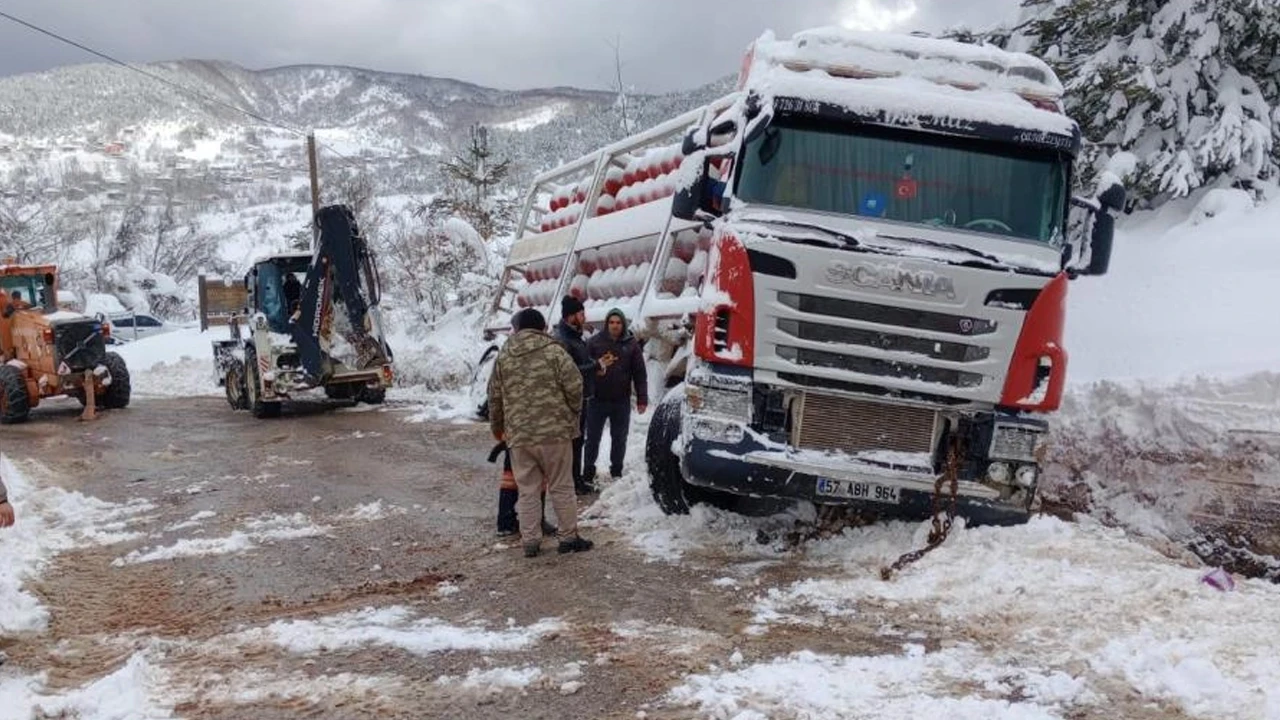 Sinop'ta feci kaza: Doğal gaz tüpleri taşıyan tır şarampole devrildi!