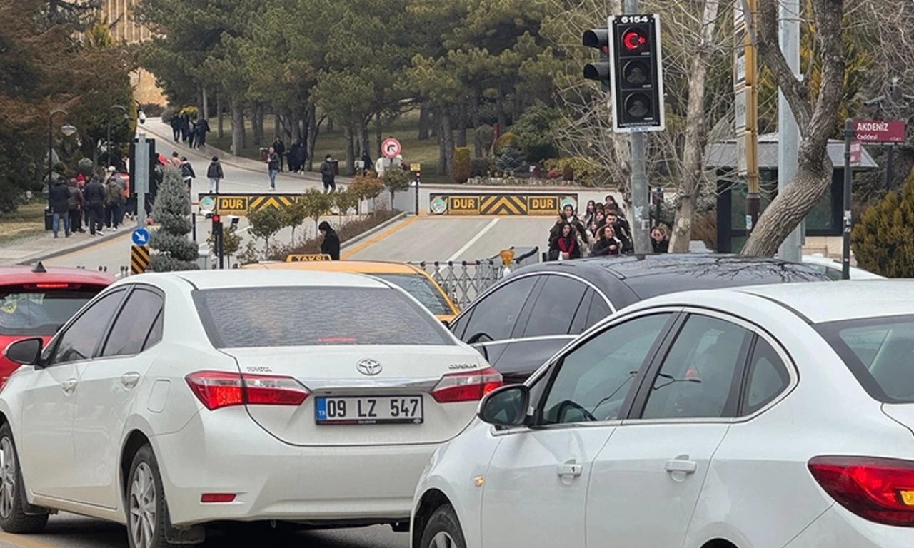 Anıtkabir çevresinde görsel şölen: Vatandaşlar 'Ay yıldızlı' trafik ışıkları için aracından indi!