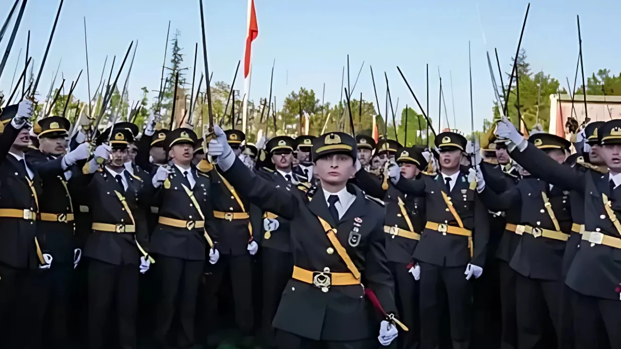 Kılıçlı slogan nedeniyle ihraç edilen 5 teğmen, tazminat ödeyebilir!