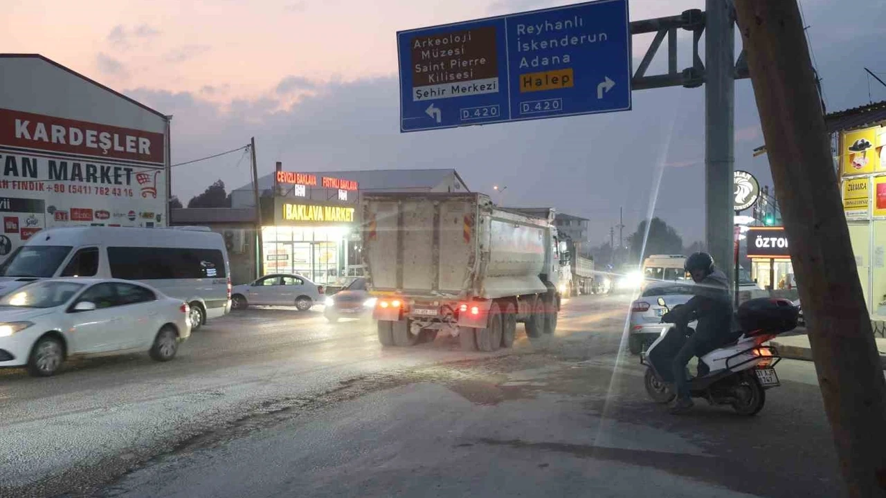 Hatay'da feci kaza: Hafriyat kamyonunun altında kalan motosikletli hayatını kaybetti!