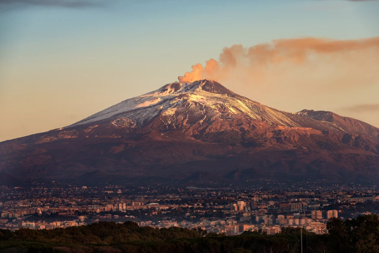 Etna Yanardağı'nda lav akışı yeniden başladı