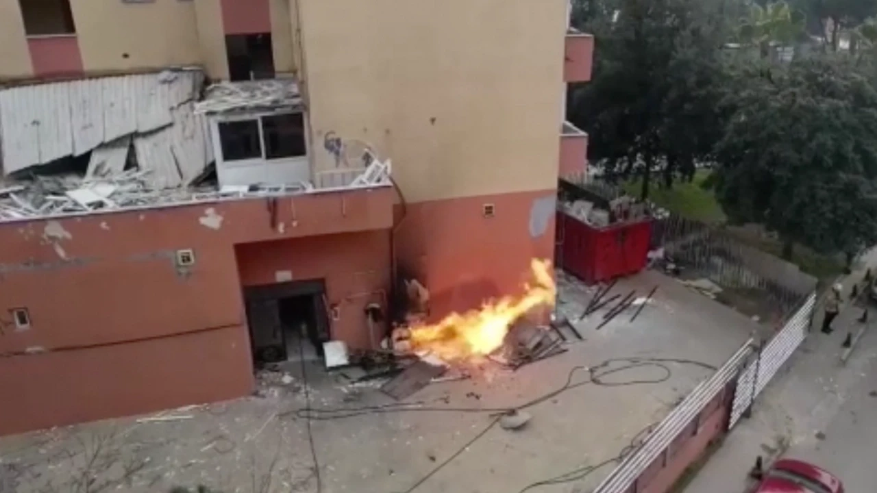 Pendik'te yıkılan binada doğal gaz borusu patladı! Yangın çıktı