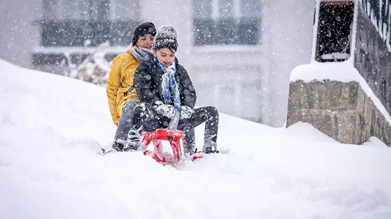 Samsun, Çorum ve Adana'da eğitime kar engeli